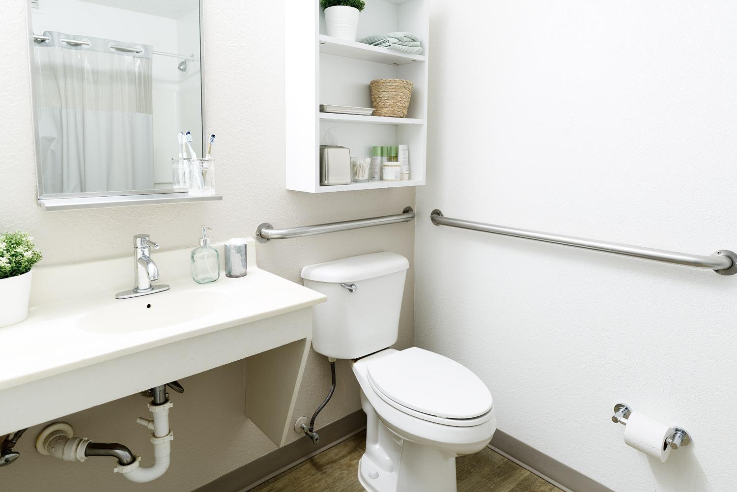 Premium Fully Renovated-1 Full Bed Accessible Studio w/ Kitchen